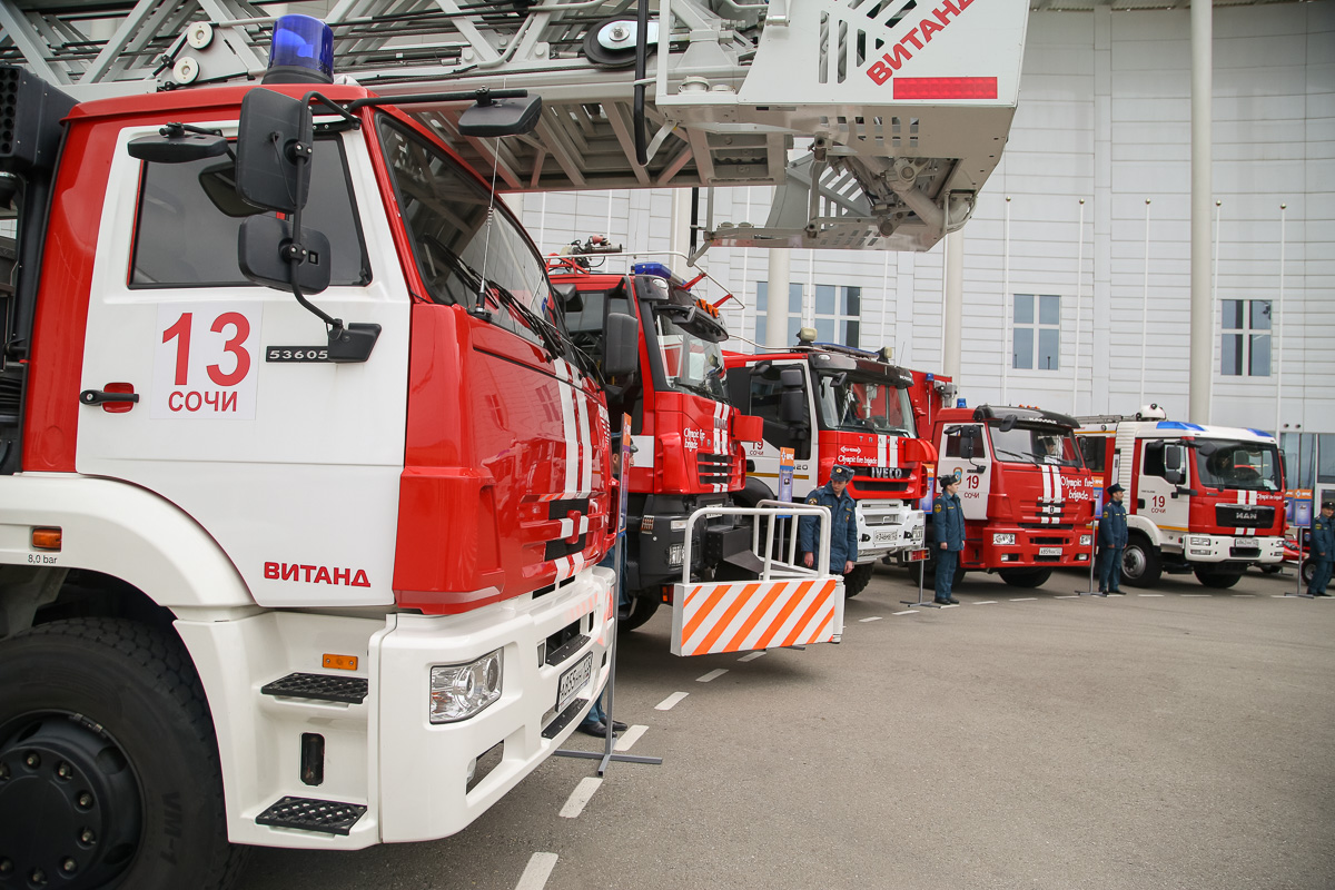 Время ремонта пожарного автомобиля. МЧС аварийно-спасательная техника. Пожарная машина. Пожарно-спасательный автомобиль. Пожарно спасательная техника.