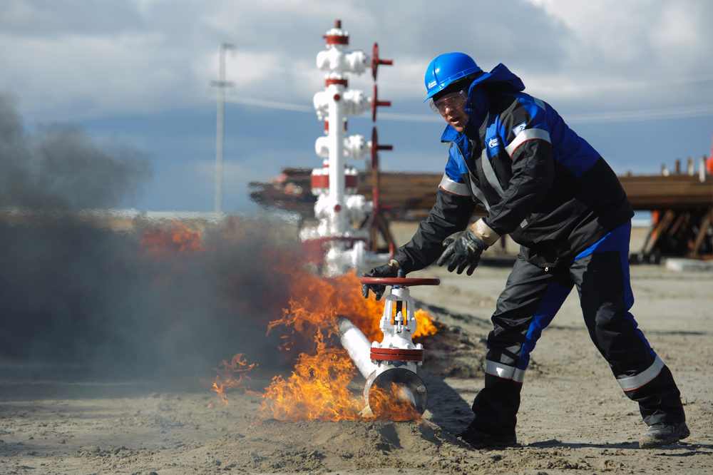 Пожарная охрана газпрома. Нефтегазовая отрасль травматизм. Охрана труда на нефтяном месторождении. СИЗ В нефтегазовой отрасли. Промышленная безопасность при бурении.