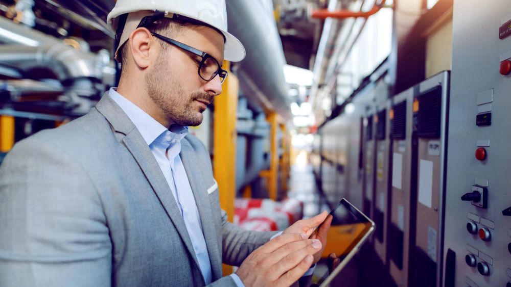 Supervisor for book. начальник производственного участка. нефтяник профессия. промышленность начальник. цифровые технологии в машиностроении.